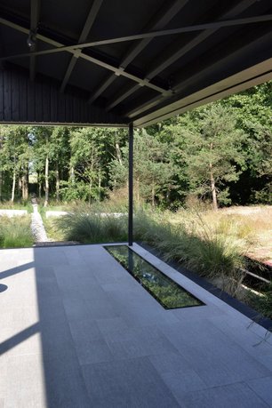 The long floating lines defining the garden space and framing the views |  Copyright © Andrew van Egmond