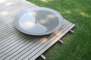 Water bowl reflecting as meditative element in garden room