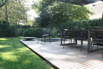 Subtle floating wooden deck | well detailed and refined